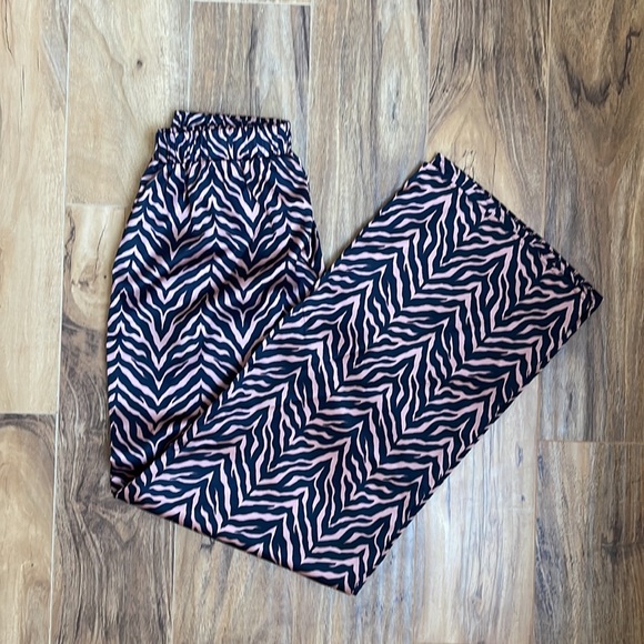 NWOT MISSGUIDED PETITE Silky Animal Print Pant Stripe // Brown + Black // Size 4 - Picture 6 of 6